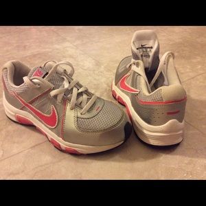 Nike girls shoe’s sz 1y